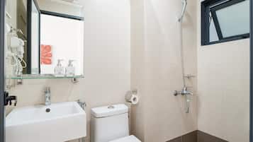 Superior Double Room | Bathroom | Shower, free toiletries, hair dryer, slippers