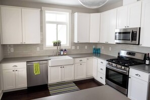 Private kitchen - Cozy 4-bedroom cottage near Lake Michigan beaches & downtown New Buffalo (New Buffalo)