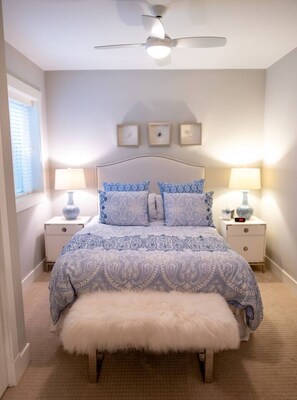 A bedroom with a bed, two bedside tables, a ceiling fan, and a window with blinds. - Cozy 4-bedroom cottage near Lake Michigan beaches & downtown New Buffalo (New Buffalo)