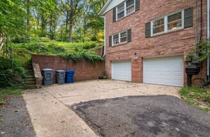 Property grounds - Home with a swimming lake, 15 min to Washington DC (Falls Church)