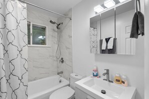 Hair dryer, towels, soap - Home with a swimming lake, 15 min to Washington DC (Falls Church)