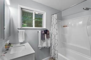 Hair dryer, towels, soap - Home with a swimming lake, 15 min to Washington DC (Falls Church)