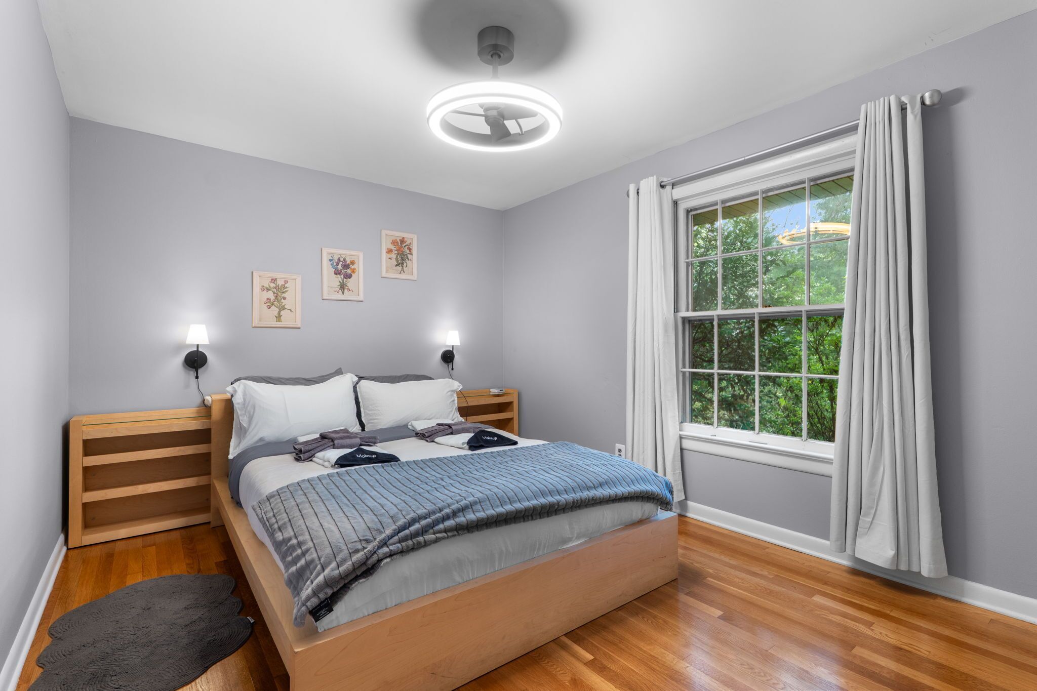 Desk, iron/ironing board, WiFi, bed sheets