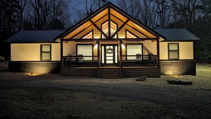 Exterior - Ruvic Retreat: Luxury Getaway - Secluded, Hot Tub & Pickleball (Broken Bow)
