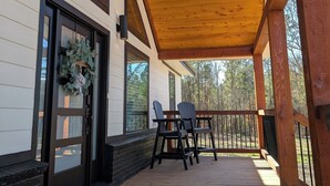 Terrace/patio - Ruvic Retreat: Luxury Getaway - Secluded, Hot Tub & Pickleball (Broken Bow)