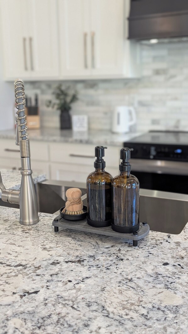 Private kitchen - Ruvic Retreat: Luxury Getaway - Secluded, Hot Tub & Pickleball (Broken Bow)