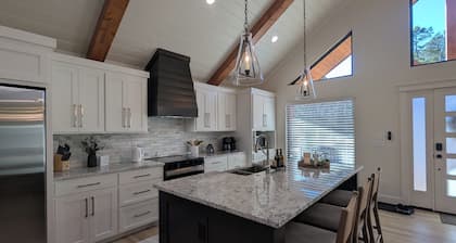 Ruvic Retreat — The Perfect Luxury Getaway. Secluded, No Neighbors w/Hot Tub
