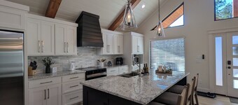 Ruvic Retreat — The Perfect Luxury Getaway. Secluded, No Neighbors w/Hot Tub