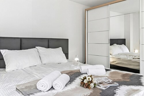 4 - Bedroom House With Hot Tub & Sauna