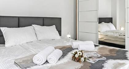 4 - Bedroom House With Hot Tub & Sauna