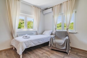 Family House, Multiple Bedrooms, 2 Bathrooms (4 - Bedroom House With Hot Tub &) | 4 bedrooms, iron/ironing board, free WiFi, bed sheets - 4 - Bedroom House With Hot Tub & Sauna (Desinic)