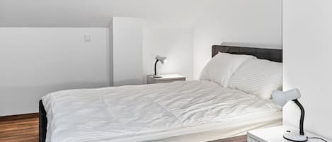 4 bedrooms, iron/ironing board, free WiFi, bed sheets