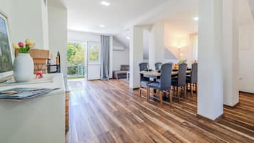 Family House, 4 Bedrooms, 2 Bathrooms (4 - Bedroom House With Hot Tub &) | Dining