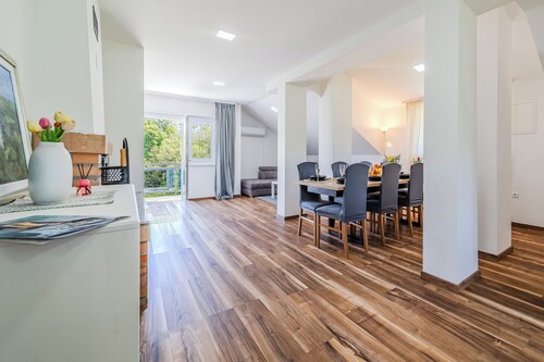 4 - Bedroom House With Hot Tub & Sauna