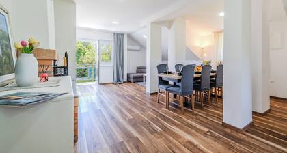 4 - Bedroom House With Hot Tub & Sauna