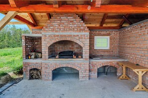 Family House, Multiple Bedrooms, 2 Bathrooms (4 - Bedroom House With Hot Tub &) | Terrace/patio - 4 - Bedroom House With Hot Tub & Sauna (Desinic)