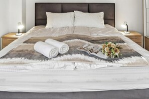 4 bedrooms, iron/ironing board, free WiFi, bed sheets - 4 - Bedroom House With Hot Tub & Sauna (Desinic)