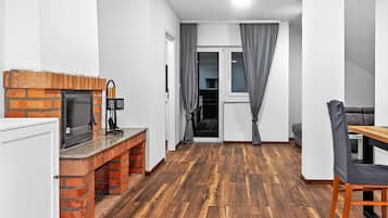 Family House, Multiple Bedrooms, 2 Bathrooms (4 - Bedroom House With Hot Tub &) | Ruang tamu | 21 inci televisyen skrin rata dengan kabel, pendiangan