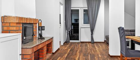 Family House, Multiple Bedrooms, 2 Bathrooms (4 - Bedroom House With Hot Tub &) | Living area