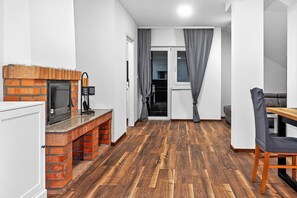 Family House, Multiple Bedrooms, 2 Bathrooms (4 - Bedroom House With Hot Tub &) | Living area | 21-inch flat-screen TV with cable channels, fireplace - 4 - Bedroom House With Hot Tub & Sauna (Desinic)