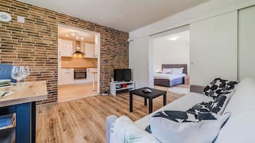 Family House, 4 Bedrooms, 2 Bathrooms (4 - Bedroom House With Hot Tub &) | 4 bedrooms, WiFi