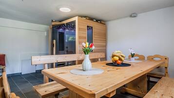 Family House, Multiple Bedrooms, 2 Bathrooms (4 - Bedroom House With Hot Tub &) | Tempat makan