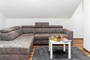 21-inch flat-screen TV with cable channels, fireplace - 4 - Bedroom House With Hot Tub & Sauna (Desinic)