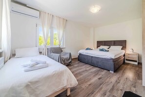 Family House, Multiple Bedrooms, 2 Bathrooms (4 - Bedroom House With Hot Tub &) | 4 bedrooms, iron/ironing board, free WiFi, bed sheets - 4 - Bedroom House With Hot Tub & Sauna (Desinic)