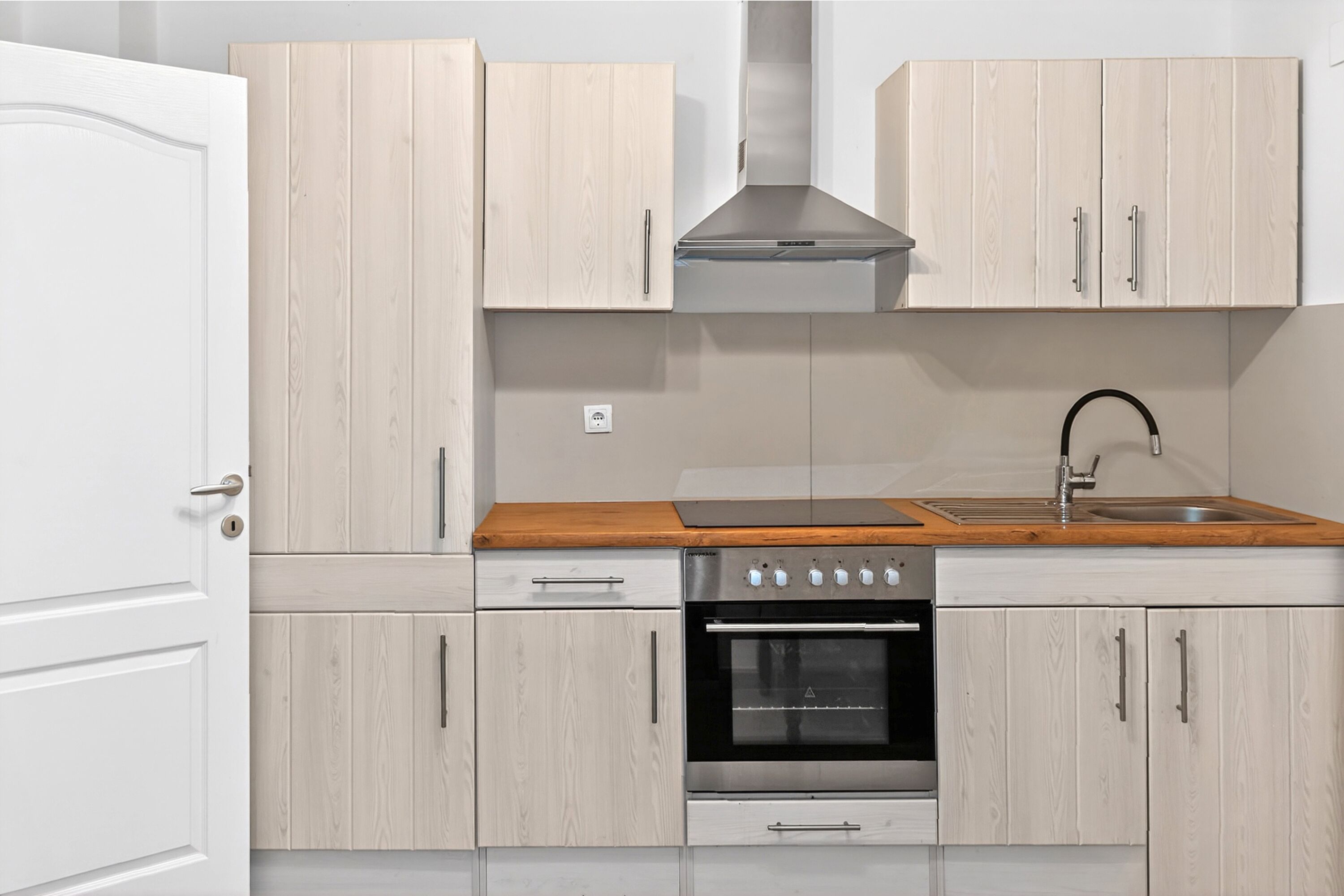 Family House, Multiple Bedrooms, 2 Bathrooms (4 - Bedroom House With Hot Tub &) | Dapur peribadi | Peti sejuk, ketuhar gelombang mikro, ketuhar, dapur 