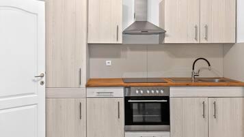 Family House, Multiple Bedrooms, 2 Bathrooms (4 - Bedroom House With Hot Tub &) | Dapur peribadi | Peti sejuk, ketuhar gelombang mikro, ketuhar, dapur