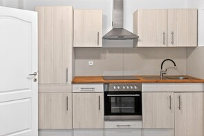 Family House, Multiple Bedrooms, 2 Bathrooms (4 - Bedroom House With Hot Tub &) | Private kitchen | Fridge, microwave, oven, stovetop - 4 - Bedroom House With Hot Tub & Sauna (Desinic)