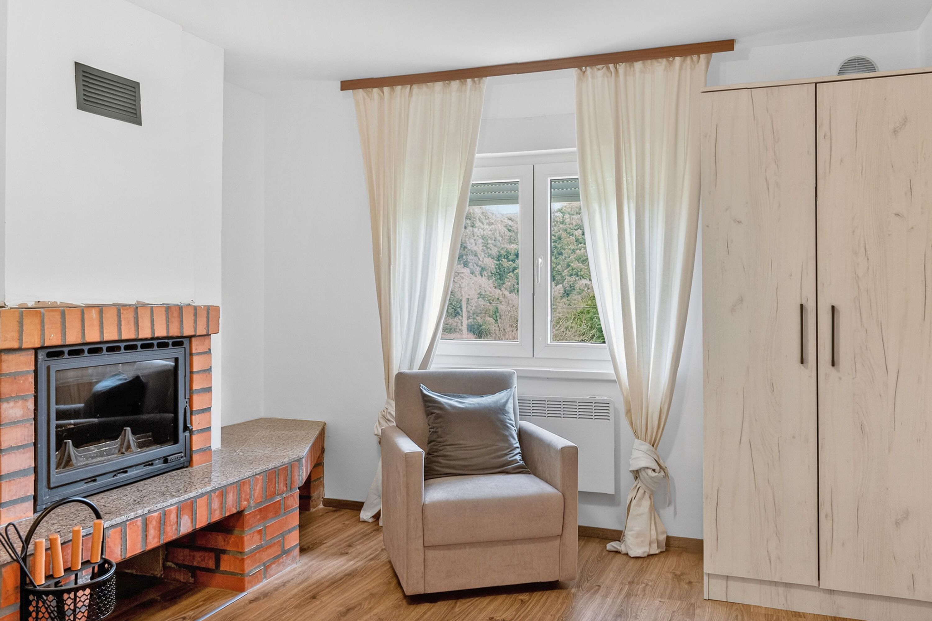 Family House, Multiple Bedrooms, 2 Bathrooms (4 - Bedroom House With Hot Tub &) | Living area | 21-inch flat-screen TV with cable channels, fireplace