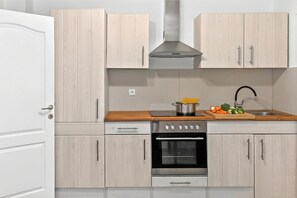 Fridge, microwave, oven, stovetop - 4 - Bedroom House With Hot Tub & Sauna (Desinic)