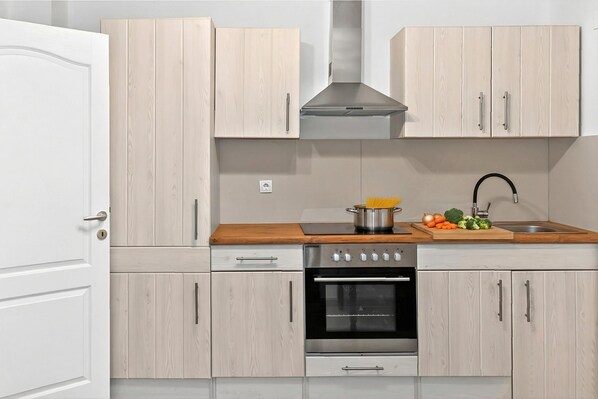 Fridge, microwave, oven, stovetop - 4 - Bedroom House With Hot Tub & Sauna (Desinic)