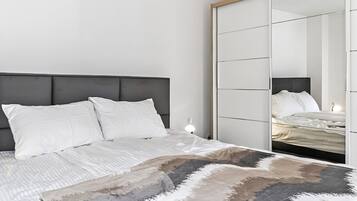 Family House, Multiple Bedrooms, 2 Bathrooms (4 - Bedroom House With Hot Tub &) | 4 bilik tidur, seterika/papan seterika, Wi-fi percuma, cadar katil