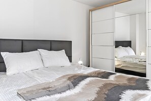 Family House, Multiple Bedrooms, 2 Bathrooms (4 - Bedroom House With Hot Tub &) | 4 bedrooms, iron/ironing board, free WiFi, bed sheets - 4 - Bedroom House With Hot Tub & Sauna (Desinic)