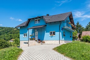 Exterior - 4 - Bedroom House With Hot Tub & Sauna (Desinic)