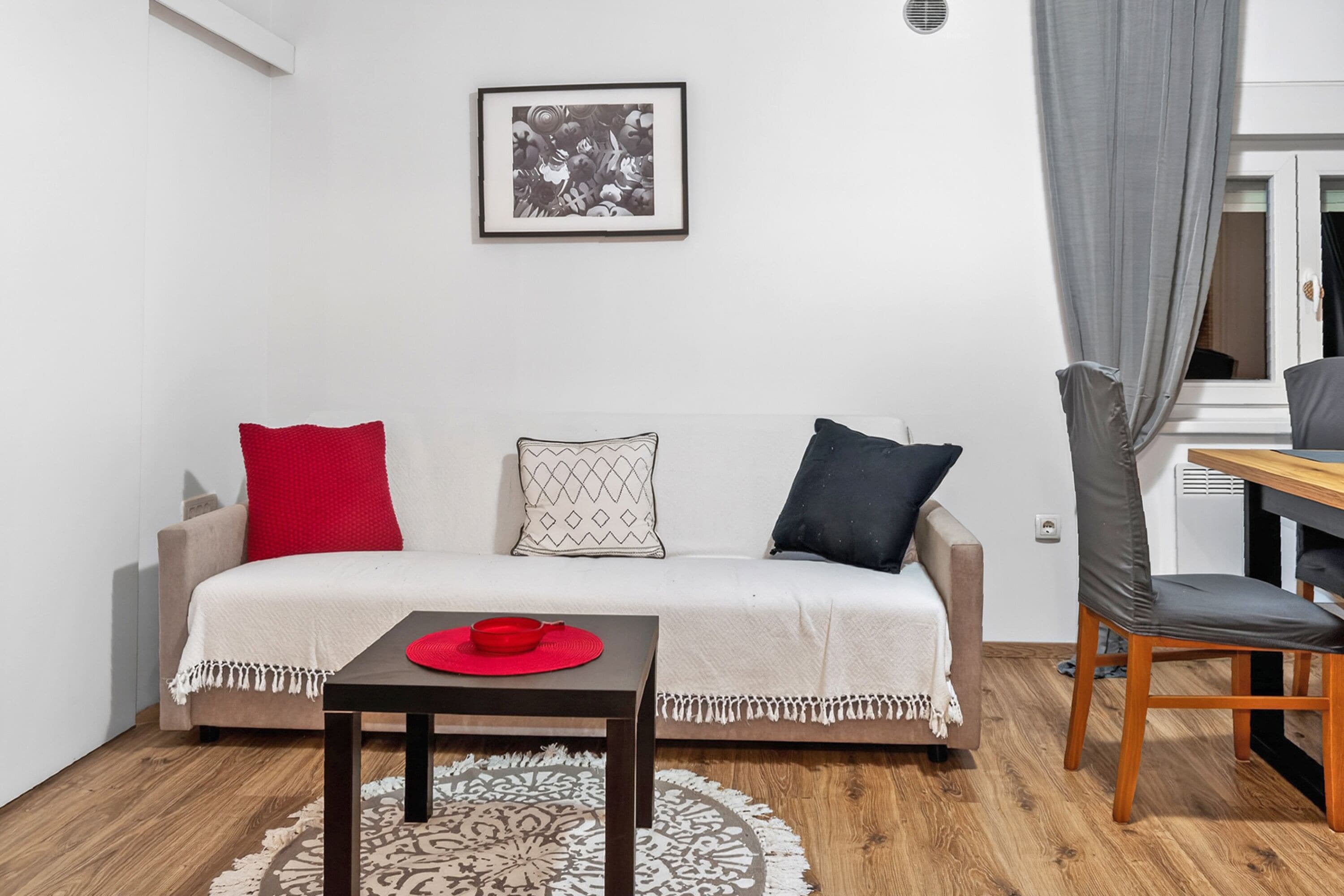 Family House, Multiple Bedrooms, 2 Bathrooms (4 - Bedroom House With Hot Tub &) | Ruang tamu | 21 inci televisyen skrin rata dengan kabel, pendiangan 