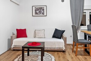 Family House, Multiple Bedrooms, 2 Bathrooms (4 - Bedroom House With Hot Tub &) | Living area | 21-inch flat-screen TV with cable channels, fireplace - 4 - Bedroom House With Hot Tub & Sauna (Desinic)