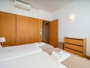 2 bedrooms, iron/ironing board, Internet, bed sheets - Top-floor apartment with marina views (Lagos)