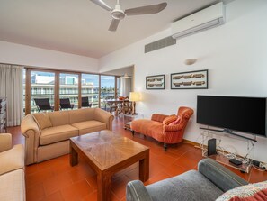 TV - Top-floor marina apartment with classic charm (Lagos)