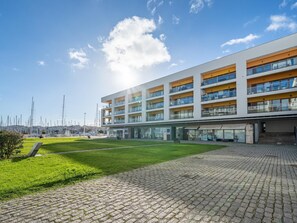 Exterior - Top-floor marina apartment with classic charm (Lagos)