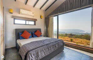 Desk, free WiFi - Loft by Soumil's Stays (Kolthare)