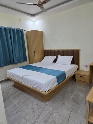 Frette Italian sheets, premium bedding, desk, laptop workspace - D-Avana Bliss Retreat Homestay (Ratu)