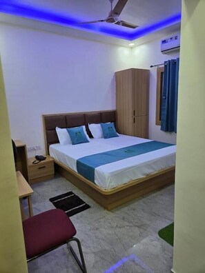 Desk, laptop workspace, free WiFi - D-Avana Bliss Retreat Homestay (Ranchi)