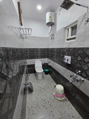 Superior Studio Suite, Lanai, Garden View | Bathroom | Shower, towels, soap, shampoo - D-Avana Bliss Retreat Homestay (Ranchi)