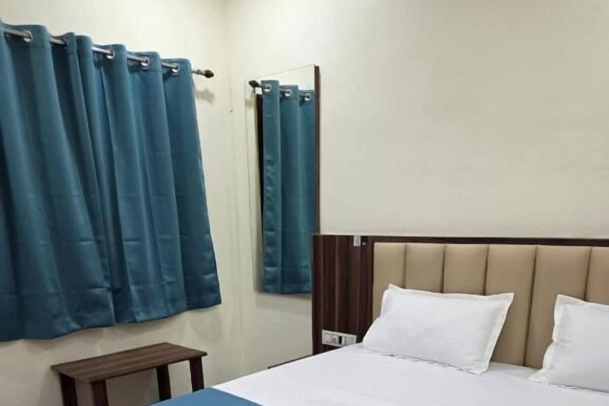 Superior Studio Suite, Lanai, Garden View | Desk, laptop workspace, free WiFi