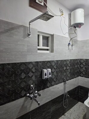 Habitación de lujo, vistas al jardín | Baño | Ducha, toallas, jabón y champú