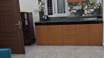 Peti sejuk/penyejuk beku saiz penuh, dapur, pembancuh kopi/teh