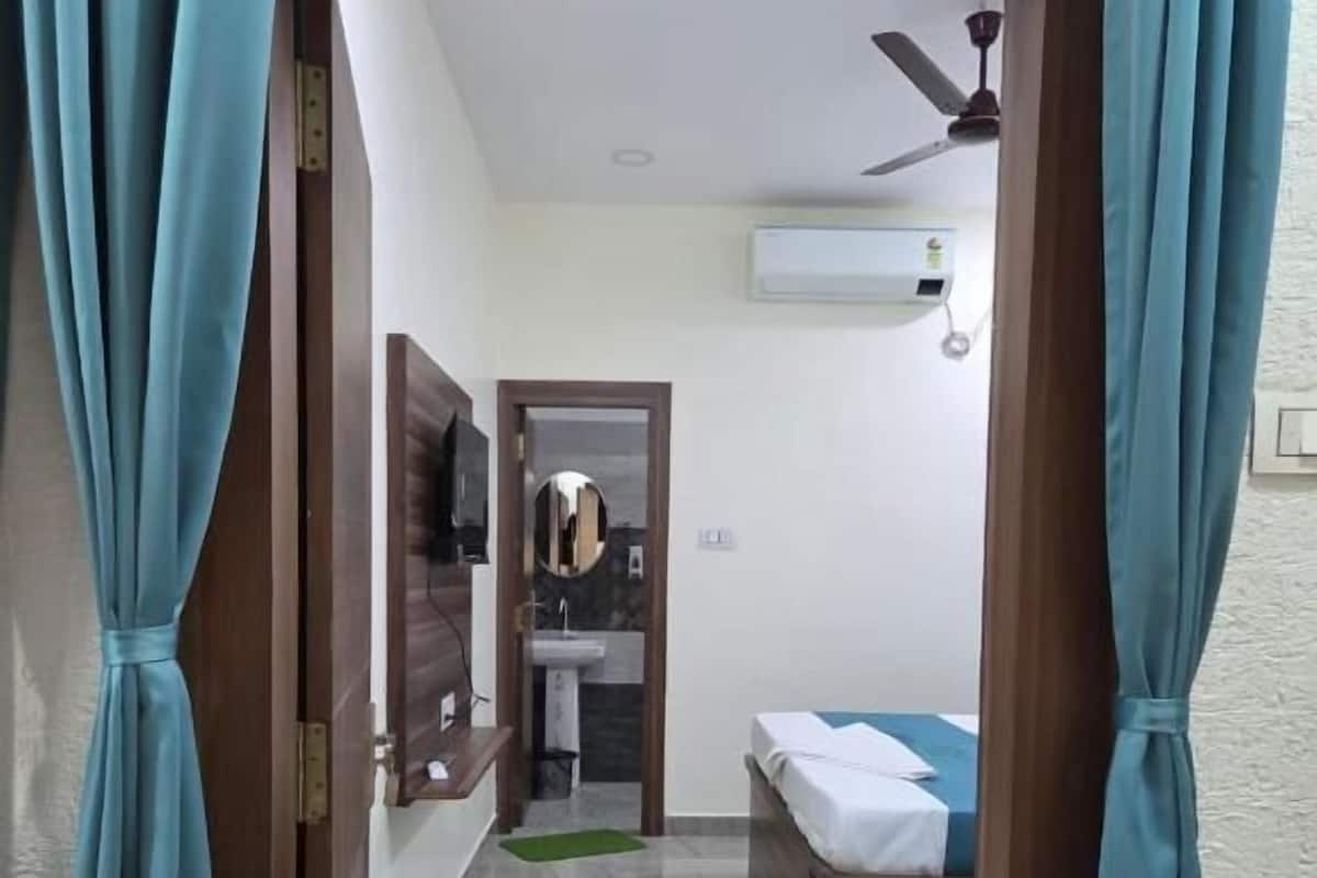 Luxury Room, Garden View | Desk, laptop workspace, free WiFi